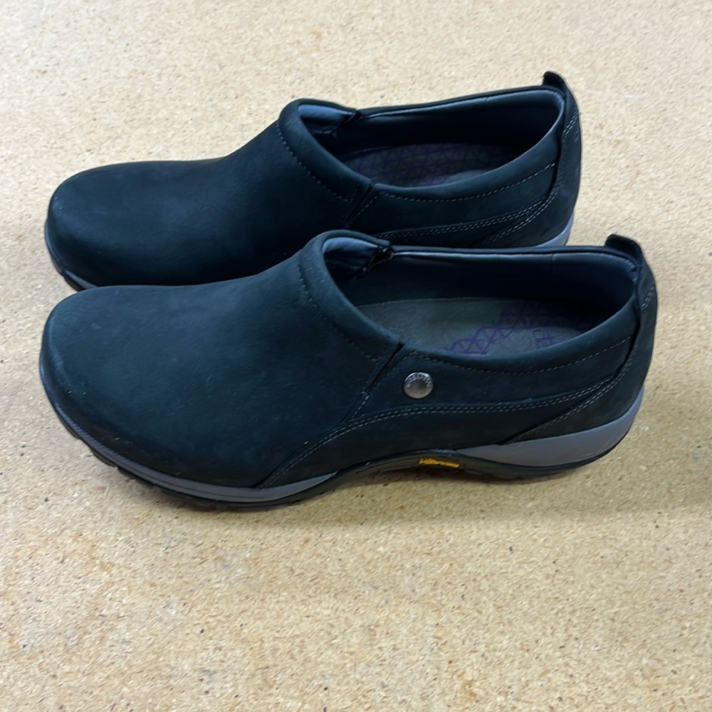 Lightweight Dansko clogs. Excellent condition. Size 40.